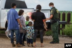 Мигранты, пытающиеся пересечь границу США. Техас. 8 июля 2021 года.