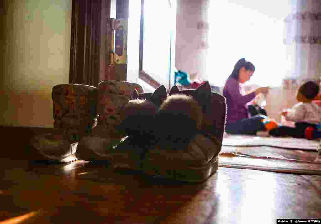 &quot;16га жаңы чыкканымда күйөөм мени ала качып кетти. 9-классты жаңы эле бүткөн элем. Университетте окуп, биолог болгум келген. Чет өлкөгө барып окуйм деп кыялданчумун. Кыялдарым бир заматта талкаланды. Жашым жете элек болгондуктан расмий некеге дагы турган жокпуз&quot;.&nbsp; &nbsp;