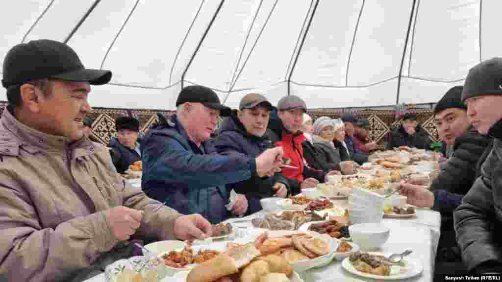 Люди во время поминальной трапезы, Жанаозен, 11 декабря 2021 года