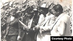 Тажрыйба алмашуу үчүн Тажикстанга барган кыргызстандыктар. Ортодо Социалисттик эмгектин баатыры, атактуу чабан Таштанбек Акматов жана партиянын Мургап райкомунун биринчи катчысы Орозо Осмонов. Жерге-Тал району, 1985-жыл.