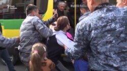 «Відпустіть мою дочку! Ми йшли у магазин»: поліція у Казахстані затримує підлітка – відео