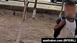 Türkmenistanyň Lebap welaýatynda dilegçilik edýän bir çaga. Arhiw suraty