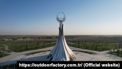 Источники говорят, что конструкцию Монумента независимости доставили в Узбекистан на 85 фурах и 16 самолетах.