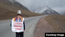 Жөө жүрүшкө чыккан Кыял Арстанов жер талашка мурдагы аким жана айыл өкмөттөр күнөөлүү деп эсептейт. 