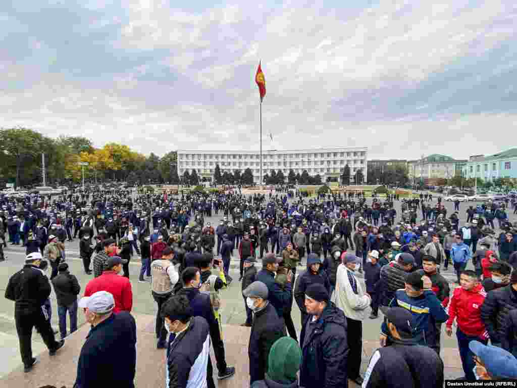 Асылбек Жээнбеков мыйзамдуу жол менен шайланган президентке жана парламентке баш ийүү керек экенин белгилеген.&nbsp;08:47, 6-октябрь, 2020-жыл.