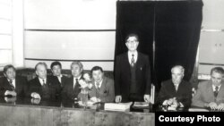 Садыбакас Өмүрзаков (1921–2002) Бүткүл союздук Географиялык Коомдун VII курултайында ордунан туруп сүйлөөдө. Бишкек (Фрунзе), 1980.