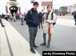 Дамінік Мацукевіч (справа) на акцыі супраць зносу крыжоў у Курапатах, 2019 год (фота “Нашай Нівы”)