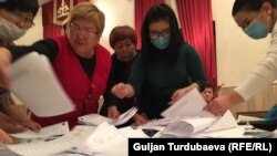 Ручной подсчет голосов на одном из избирательных участков. 