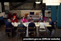 Під час пресмарафону «30 запитань президенту України» журналісти спілкувалися з Володимиром Зеленським групами, які змінювали одна одну приблизно кожної години. Київ, 26 листопада 2021 року