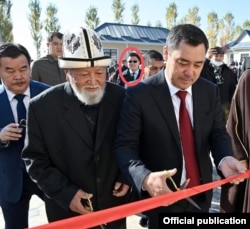 Ариет Туратбеков в качестве сотрудника аппарата президента на мероприятии с участием Садыра Жапарова, 25 октября 2021 г.