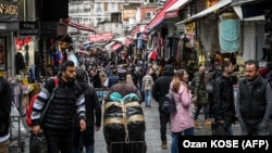 Ослаблення ліри підвищувало ціни, а багато турків купували іноземну валюту та золото, щоб зберегти свої заощадження