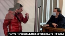 У залі суду Остап Стахів (ліворуч)