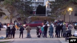 На кадрах, опублікованих в Інтернеті, видно, як червоний позашляховик проїжджає через натовп різдвяного параду вдень 21 листопада