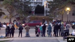 Висконсинде парадга чыккандарды аралап бараткан машине. Сүрөт Интернетке чыккан видеодон алынды. 21-ноябрь, 2021-жыл.