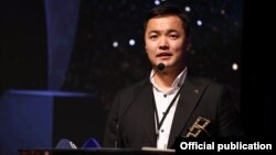 Айкөл Нурланбек уулу фестивалда сыйлык алгандан кийин сүйлөп жаткан кези. 