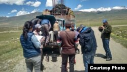 Кен казуудагы чет элдик ишканалар менен элдин мамилеси тууралуу изилдөө жүргөн учур.