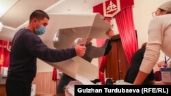 Сотрудники одного из УИК в Кыргызстане. 28 ноября 2021 года. 