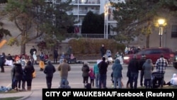 ԱՄՆ - Կարմիր ավտոմեքենան վայրկյաններ անց վրաերթի կենթարկի Սուրբ Ծննդյան շքերթի մասնակիցներին, Վաուքեշա, Վիսկոնսին, 21-ը նոյեմբերի, 2021թ․