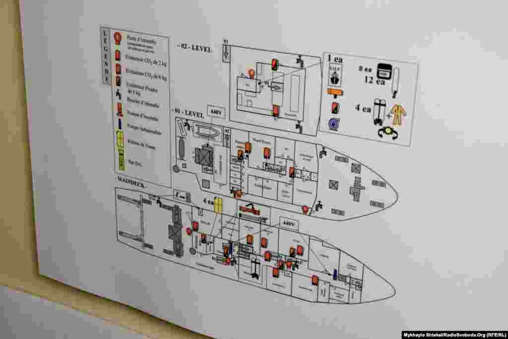 У судна чотири палуби &ndash; він може взяти на борт 15 людей екіпажу і 12 науковців. Каюти журналістам не показують &ndash; пустих там немає, всі зайняті