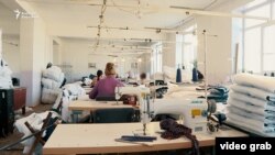 Аялдар тигүү цехинде иштешет.