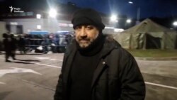Мігранти застрягли на морозі: влада Білорусі переселяє їх із прикордонних таборів (відео)