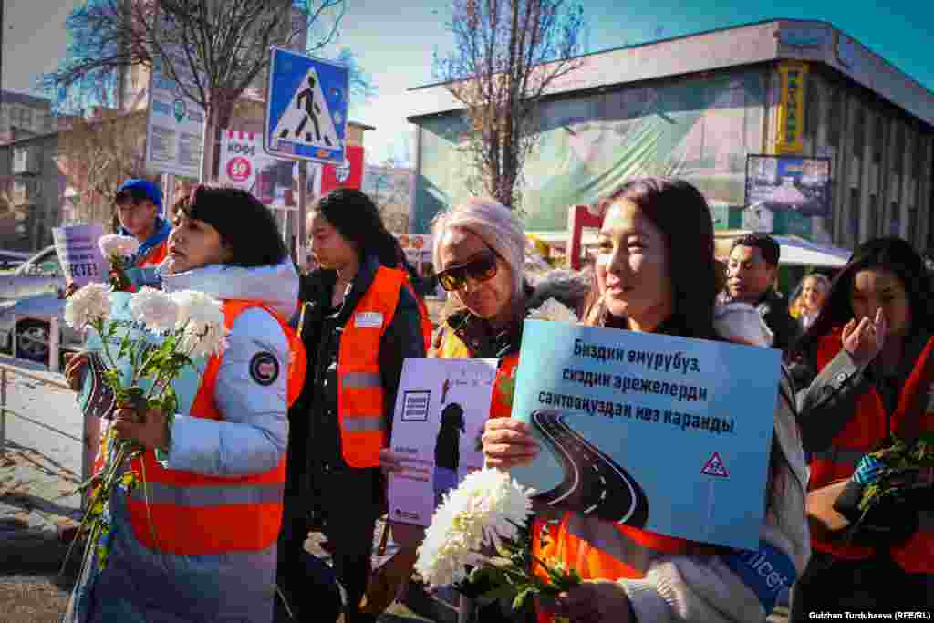 Жөө жүрүштүн катышуучулары.