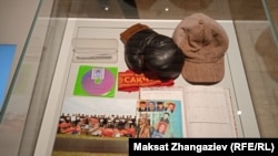 2010-жылдагы 7-апрелде болгон окуяга арналган бурчтагы буюм-тайымдар.