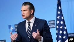 Міністр оборони США Піт Геґсет (на фото) вказав на те, що на засіданні був посол країни при НАТО