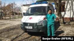 Зиёдбек "Тез жардам" машинесинде Ноокен районундагы жүздөгөн үй-бүлөгө барып, медициналык көмөк көрсөтөт.