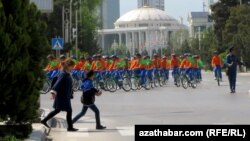 Aşgabadyň köçeleriniň birinde geçirilýän tigirli ýöriş.