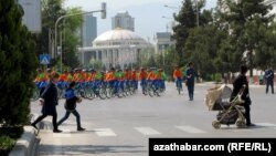 Aşgabadyň köçeleriniň birinde geçirilen çäreleriň biri.