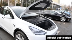 Электромобил. Иллюстрация.