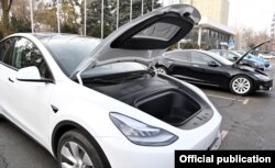 Бішкек көшесінде тұрған электромобиль. Архивтегі фото.