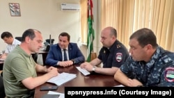 Роберт Киут (в центре) поручил предпринять все необходимые меры для обеспечения безопасности граждан и туристов