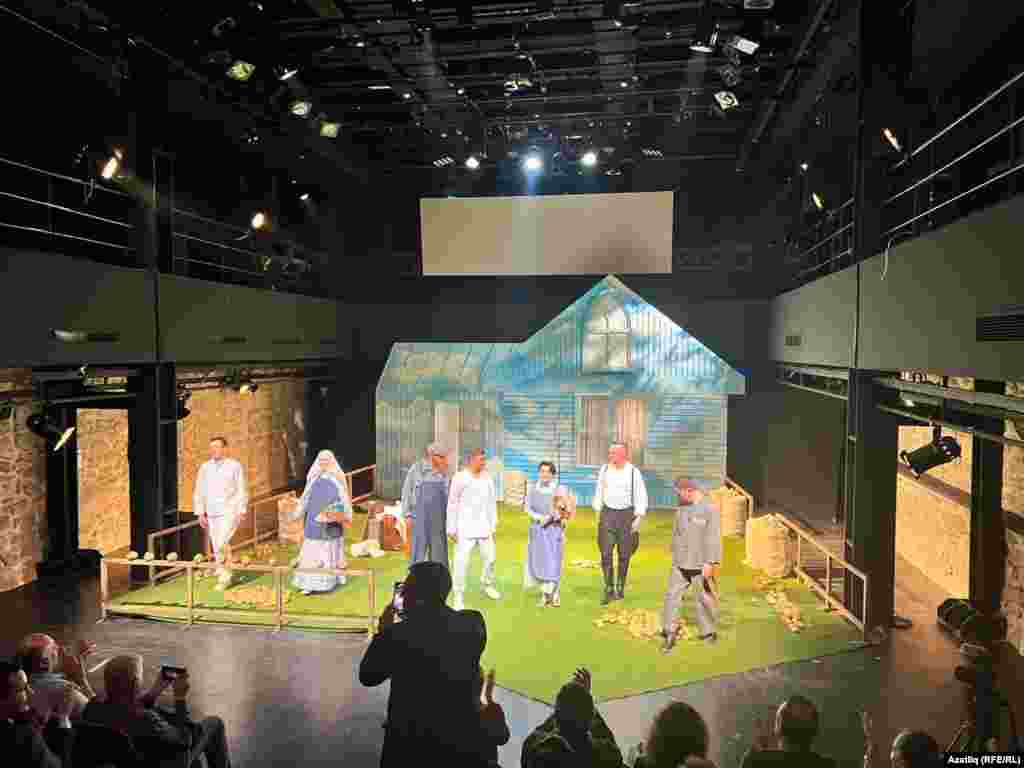 Спектакль тәмамлангач