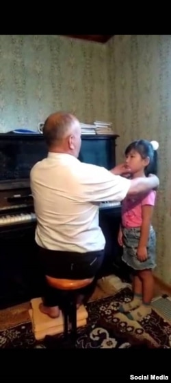 Бакыт Капаров окуучусу Акмаржан Кутмырзаева менен.