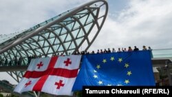 Վրաստանի և Եվրամիության դրոշները Թբիլիսիում, արխիվ