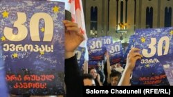 Акция против принятия закона об иноагентах на проспекте Руставели в Тбилиси