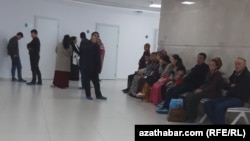 Türkmenistanyň lukmançylyk edaralarynyň birinde nobatynyň ýetmegine garaşýan raýatlar (Illýustrasiýa suraty)