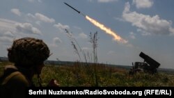 Украин армиясынын жоокери жана аскердик техникасы.

