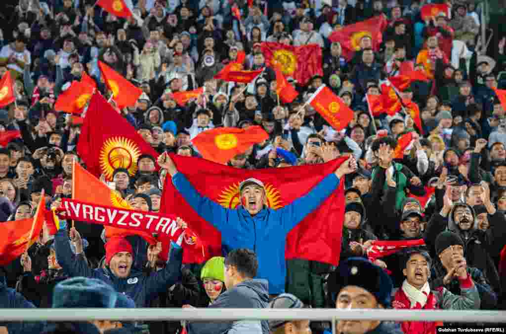 Кыргызстан Оман курамаларын беттешин көрүү үчүн стадионго 10 миңден ашуун көрүүчү келди.&nbsp;