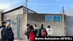 Соратники встречают арестованных у спецприёмника