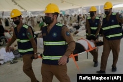 زائران قانونی عموماً از امکانات پزشکی بیشتری برای مواجهه با شرایط سخت جوی مثل گرمازدگی برخوردارند، در حالی‌که زائران غیرقانونی چنین امتیازی ندارند