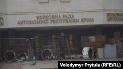 Барикади на підступах до входу до Верховної ради АРК, 27 лютого 2014 року