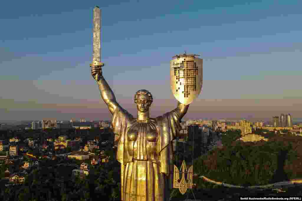 У неділю вранці, 6 серпня, на&nbsp;щит монумента &laquo;Батьківщина-мати&raquo;&nbsp;встановили Тризуб