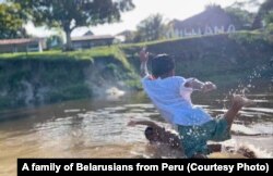 Дзеці на рацэ ў пэруанскай вёсцы