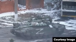 Російські танки в Маріуполі на початку повномасштабного вторгнення РФ