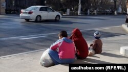 Дети на автобусной остановке. Ашхабад (Архивное фото) 