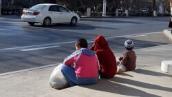 Diňle: Ýaremezançy çagalar öýlere we hususy dükanlara aýlanýar, käbir satyjylar möhleti geçen önümleri berýär