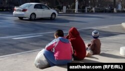 Дети, собирающие пластик на улице. Туркменистан (Иллюстративное фото)  